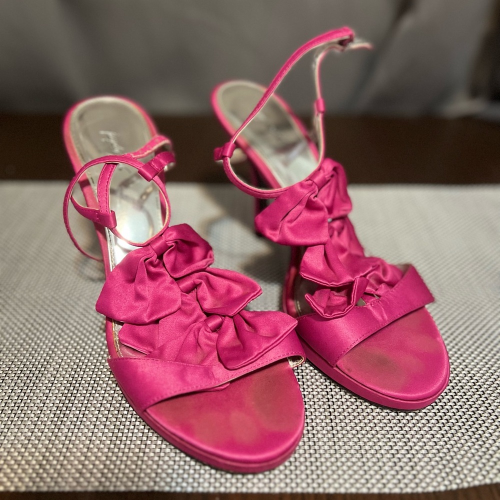 Woman’s High Heel Pink Silk Bow Sandals Size 10